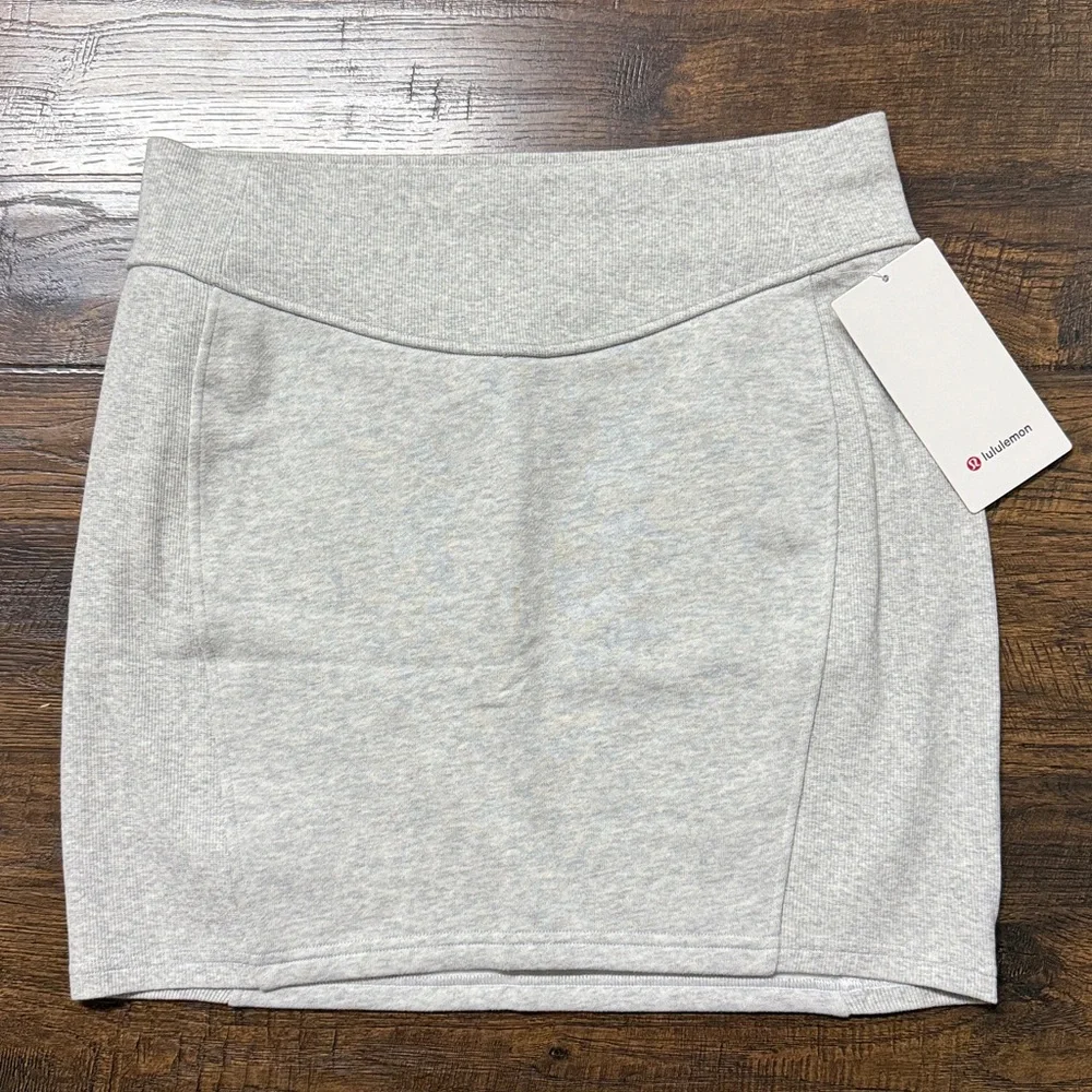 Lululemon Scuba HR Gray Mini Skirt size large - Picture 2 of 5
